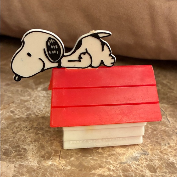 United Feature Syndicate Other - Snoopy on Red Doghouse Pencil and crayon sharpener plastic Hong Kong 1968